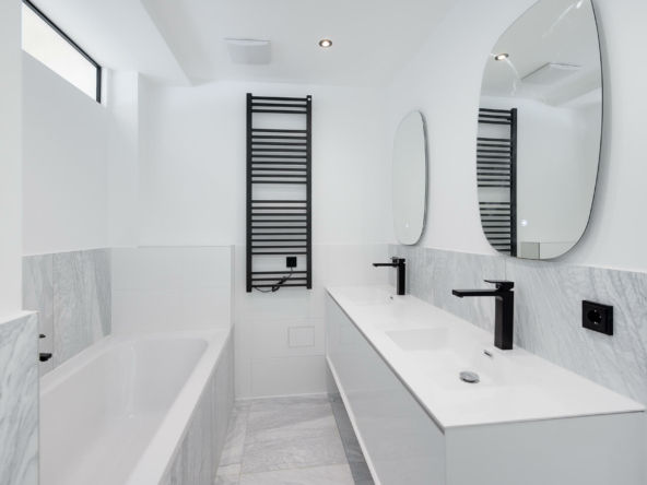 Bad- Wanne und Waschbecken
